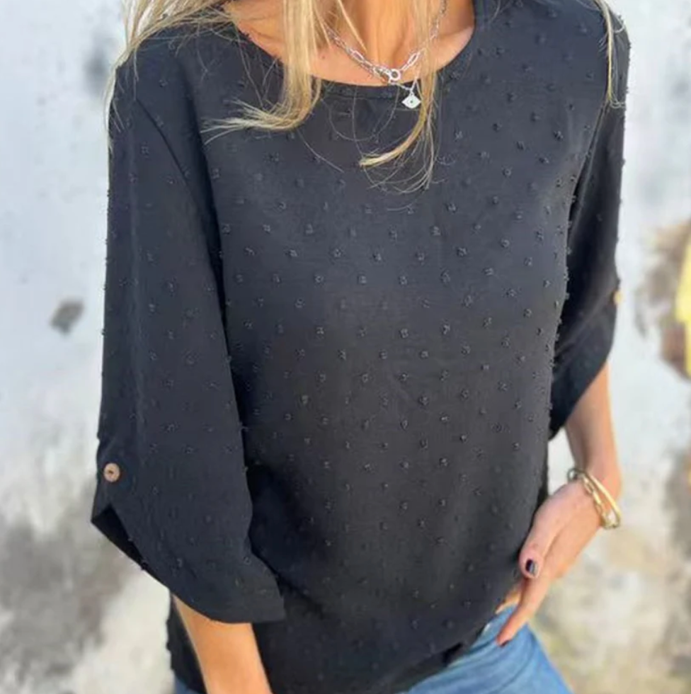 Blusa con textura plumeti y mangas 3/4 con botón