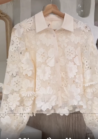 Blusa calada con flores bordadas y mangas globo