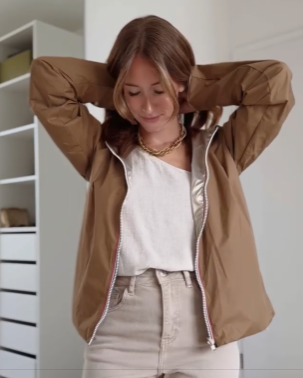Campera liviana con cierre y detalle interior metalizado