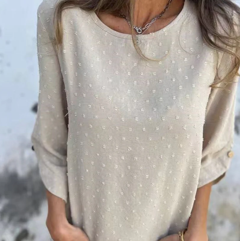 Blusa con textura plumeti y mangas 3/4 con botón
