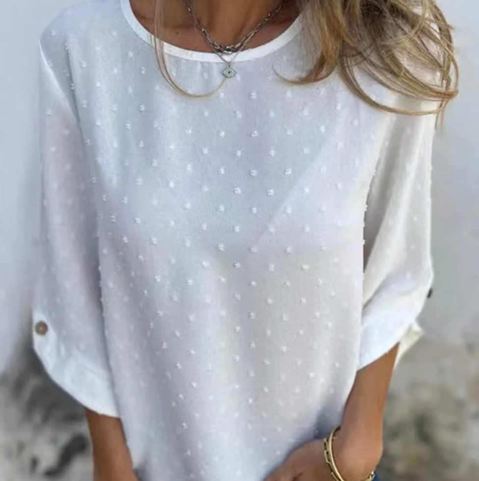 Blusa con textura plumeti y mangas 3/4 con botón
