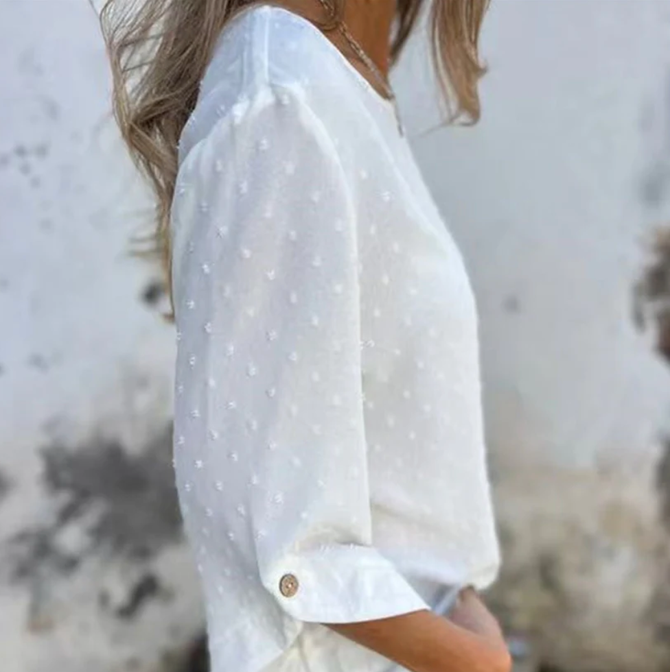Blusa con textura plumeti y mangas 3/4 con botón
