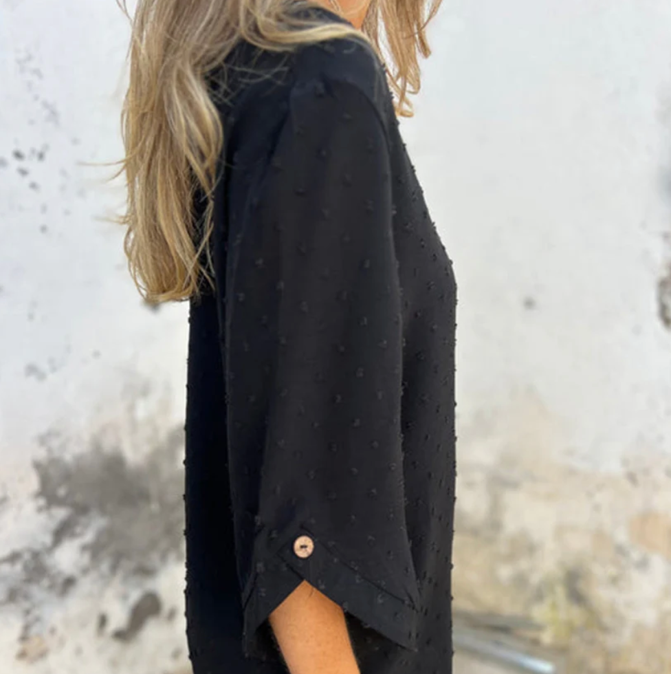 Blusa con textura plumeti y mangas 3/4 con botón