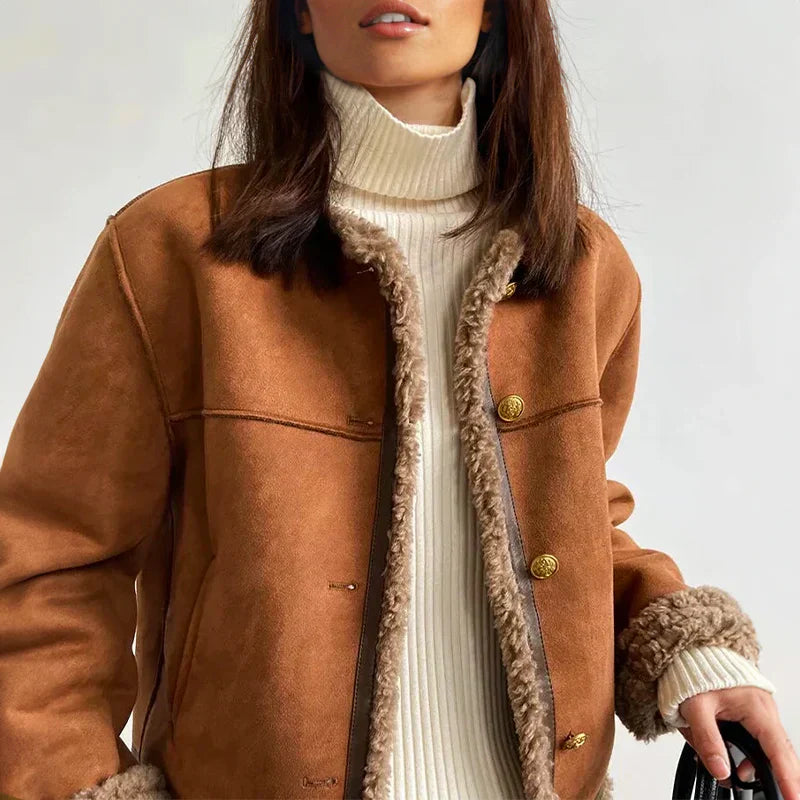 Campera de gamuza sintética forrada en corderito con botones metálicos