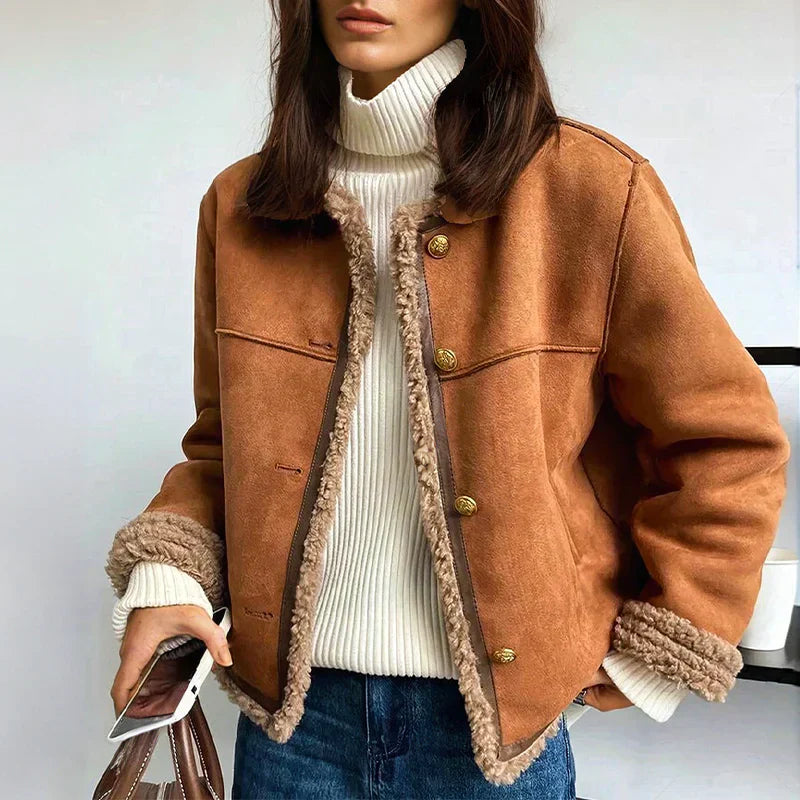 Campera de gamuza sintética forrada en corderito con botones metálicos