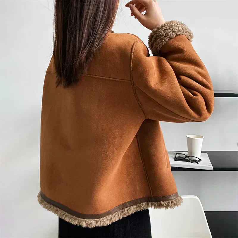 Campera de gamuza sintética forrada en corderito con botones metálicos