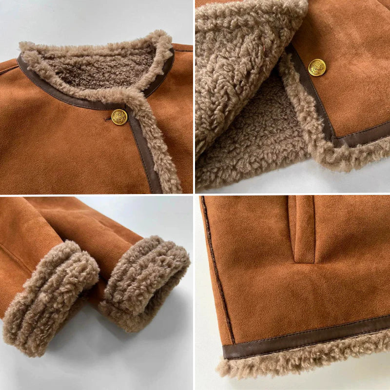 Campera de gamuza sintética forrada en corderito con botones metálicos