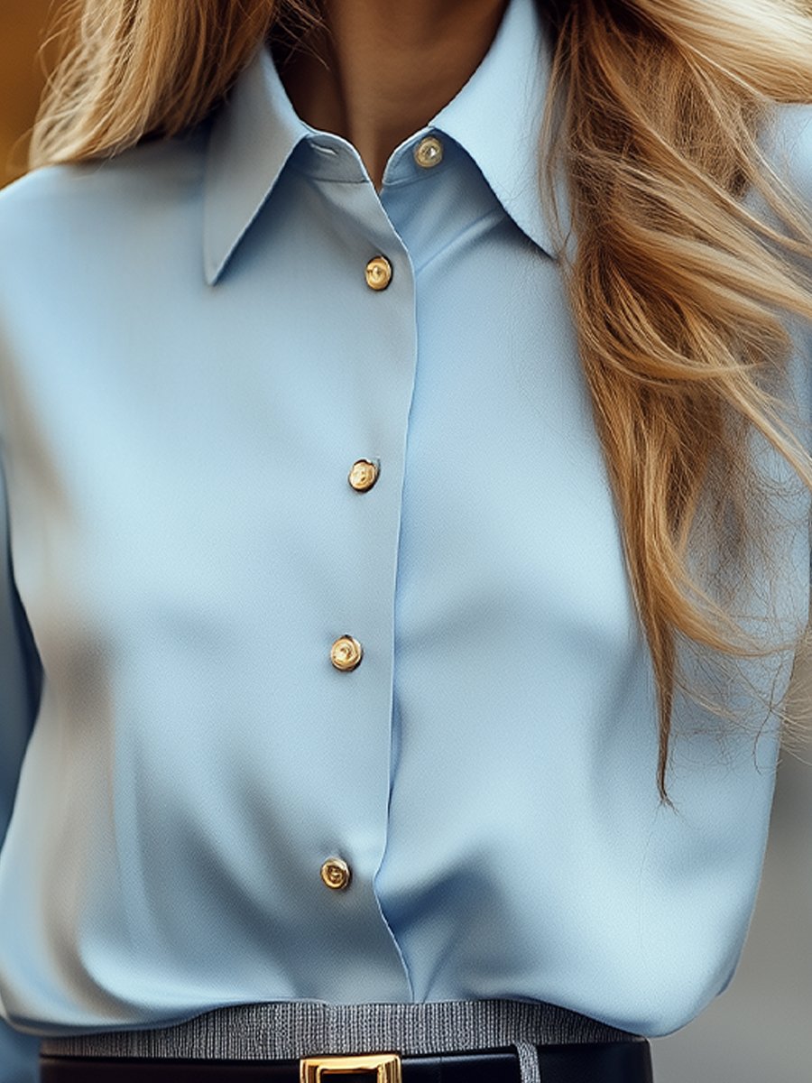 Camisa Powder Blue con Botones Dorados – Elegancia clásica con un toque de lujo