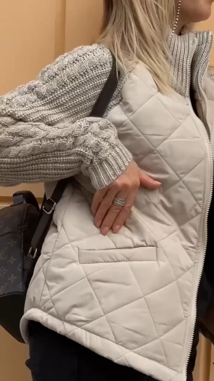 Campera híbrida con cuerpo matelaseado y mangas de punto trenzado