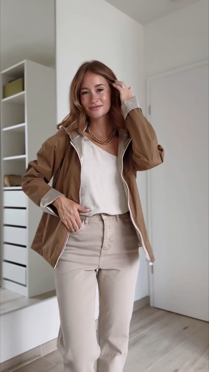 Campera liviana con cierre y detalle interior metalizado