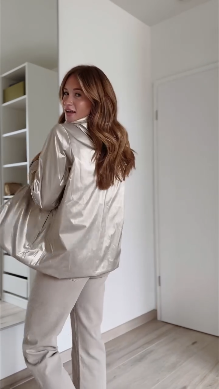 Campera liviana con cierre y detalle interior metalizado