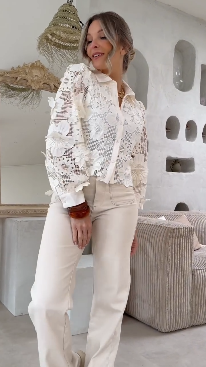 Blusa calada con flores bordadas y mangas globo